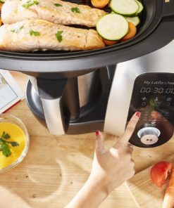 Robot cuiseur multifonctions cuisant du poisson