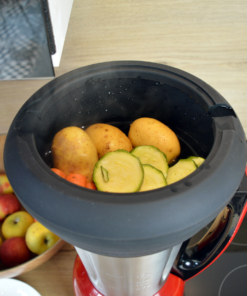 Cuisson de légume dans le panier vapeur en silicone d'une contenance de 2l posé sur le blender inox cook&ice