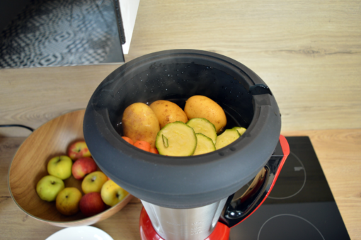 Cuisson de légume dans le panier vapeur en silicone d'une contenance de 2l posé sur le blender inox cook&ice