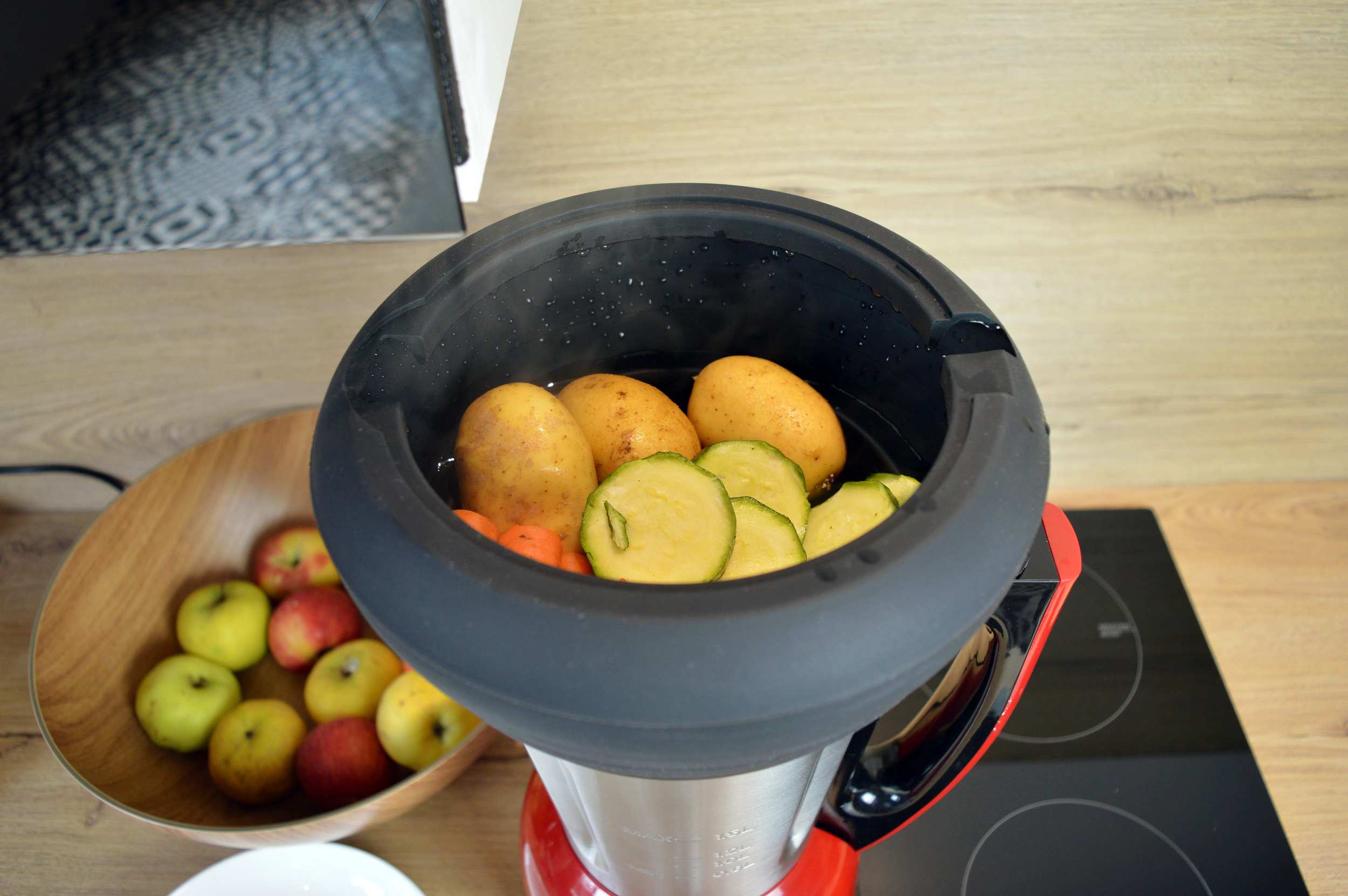 Cuisson de légume dans le panier vapeur en silicone d'une contenance de 2l