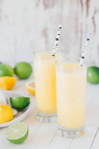 cocktails vitaminés à base d'ananas, de citron et d'orange réalisé avec le mini blender à smoothie