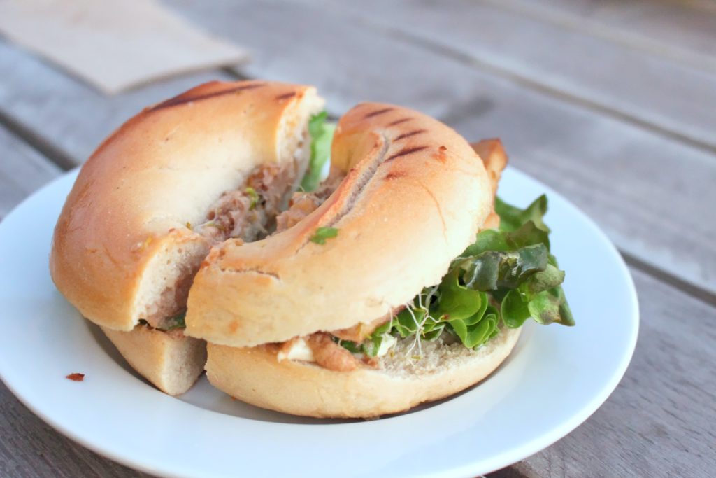Bagel au saumon, à la salade et au boursin