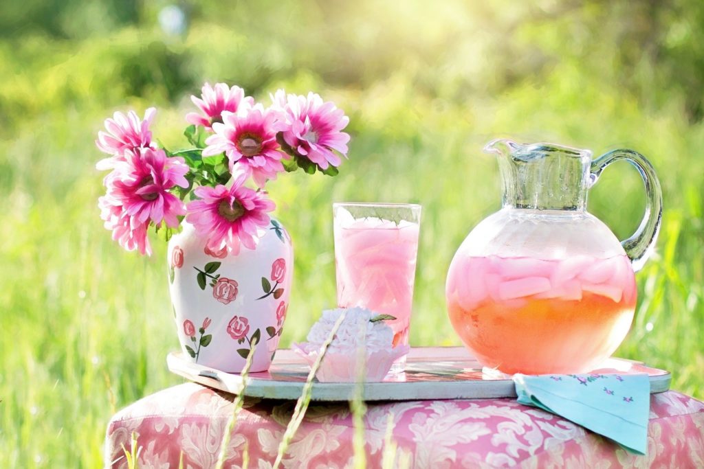 Boissons à base de rose afin de réaliser une limonade à la rose