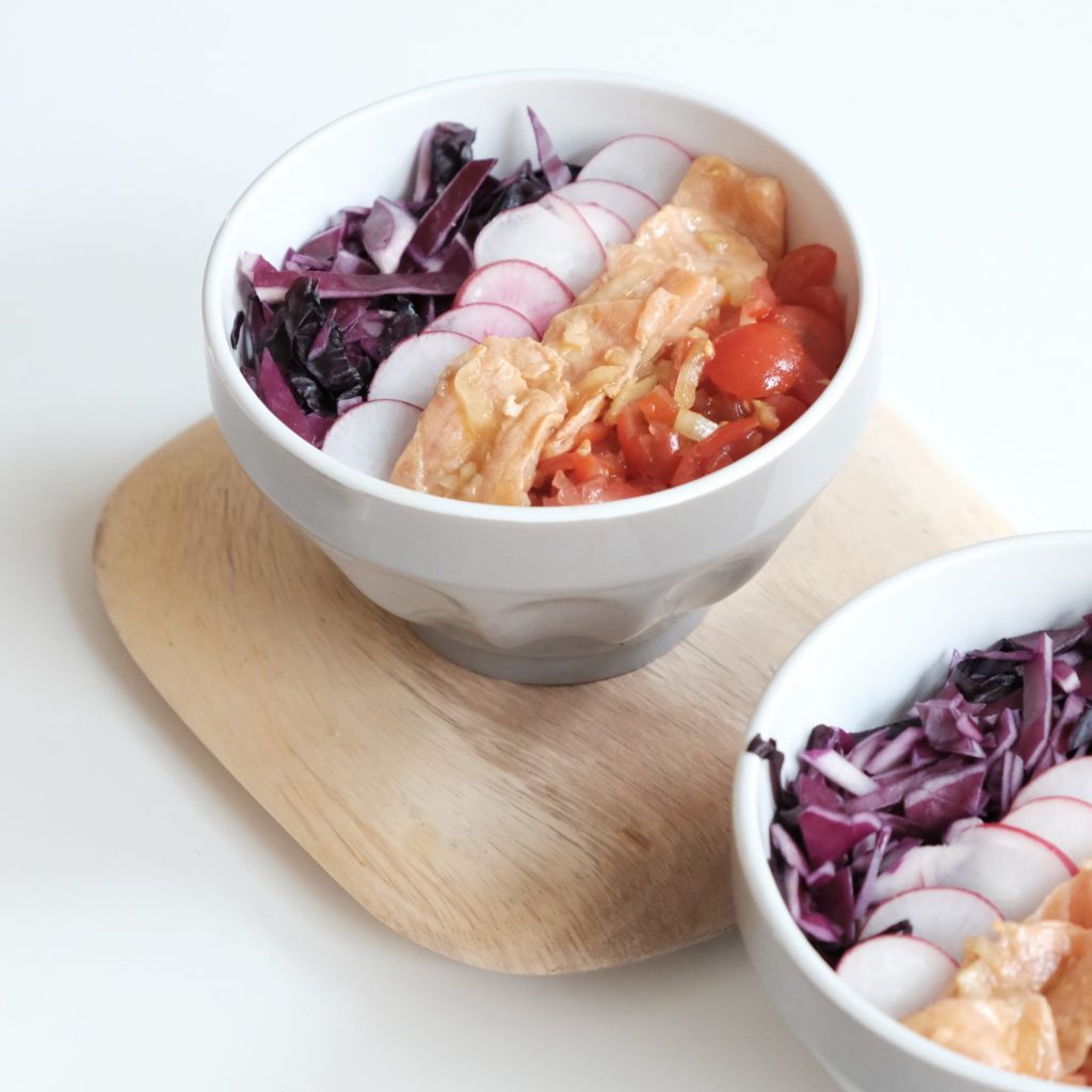 le poke bowl, ou Pokai, est une recette traditionnelle d’Hawaï et signifie "salade de poisson en dés"