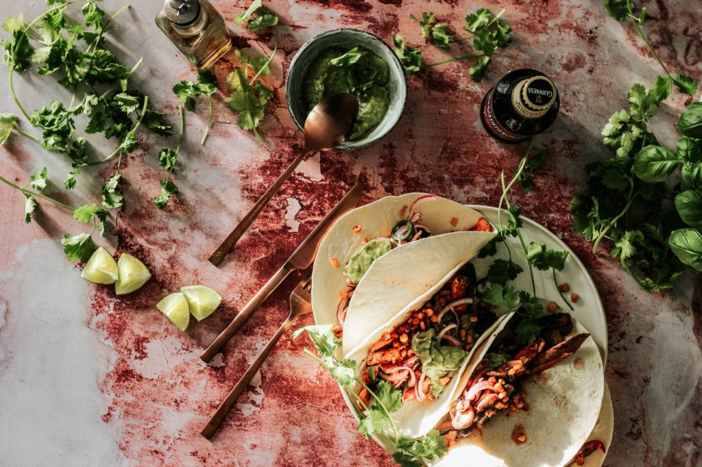 Wrap au saumon, boursin, pois chiches, salade, avocat et poivron. Cette recette est latine par le Mexique et Américaine par le Texas