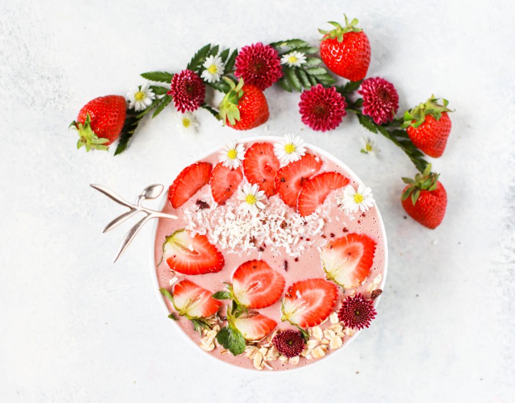 Smoothies bowls à la fraise réalisé avec le blender de Senya
