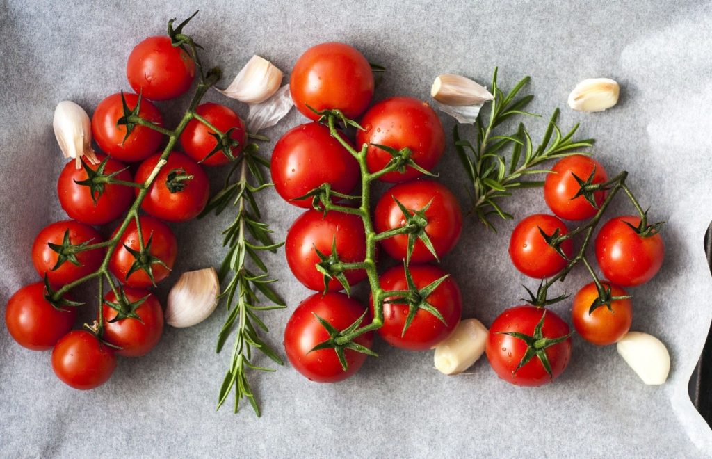 tomates posées sur un plan de travail